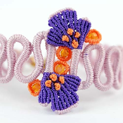 bracciale a macrame lilla dettaglio