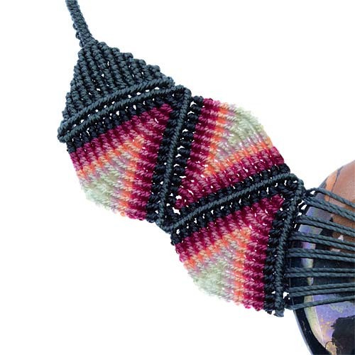 collana fatta a mano triangoli particolare