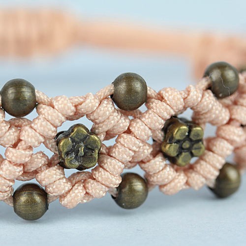 bracciale a macrame margherite particolare