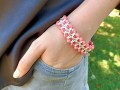 bracciale a macrame panna  e fragole indossato