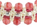 bracciale a macrame panna e fragole particolare