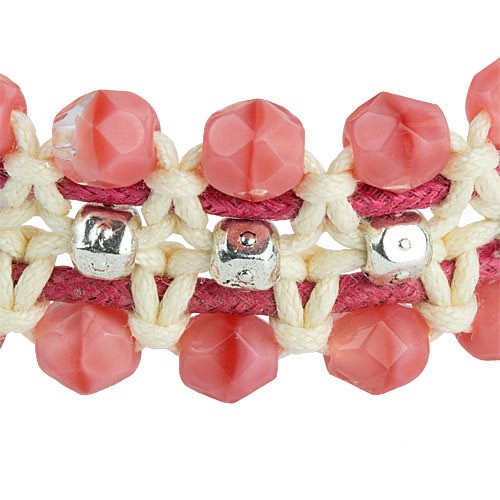 bracciale a macrame panna e fragole particolare